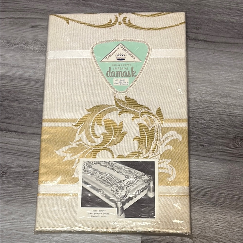 Damask Vintage Gold and Cream Rose Beauty Tablecloth & 6 napkins